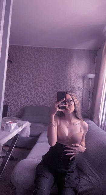 Text: (919) 665-0 434 , 22  female escort, Allentown